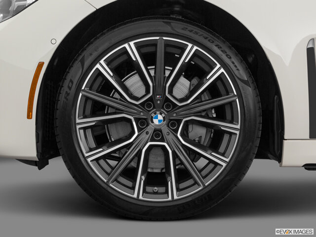 BMW 7-SERIES HIGH QUALITY CAR AUTOMOTIVE STOCK PHOTOS & IMAGES