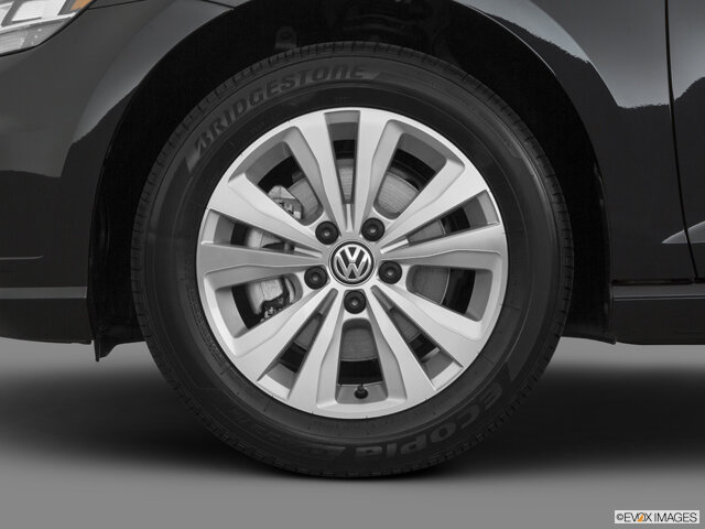 VOLKSWAGEN GOLF HIGH QUALITY CAR AUTOMOTIVE STOCK PHOTOS & IMAGES